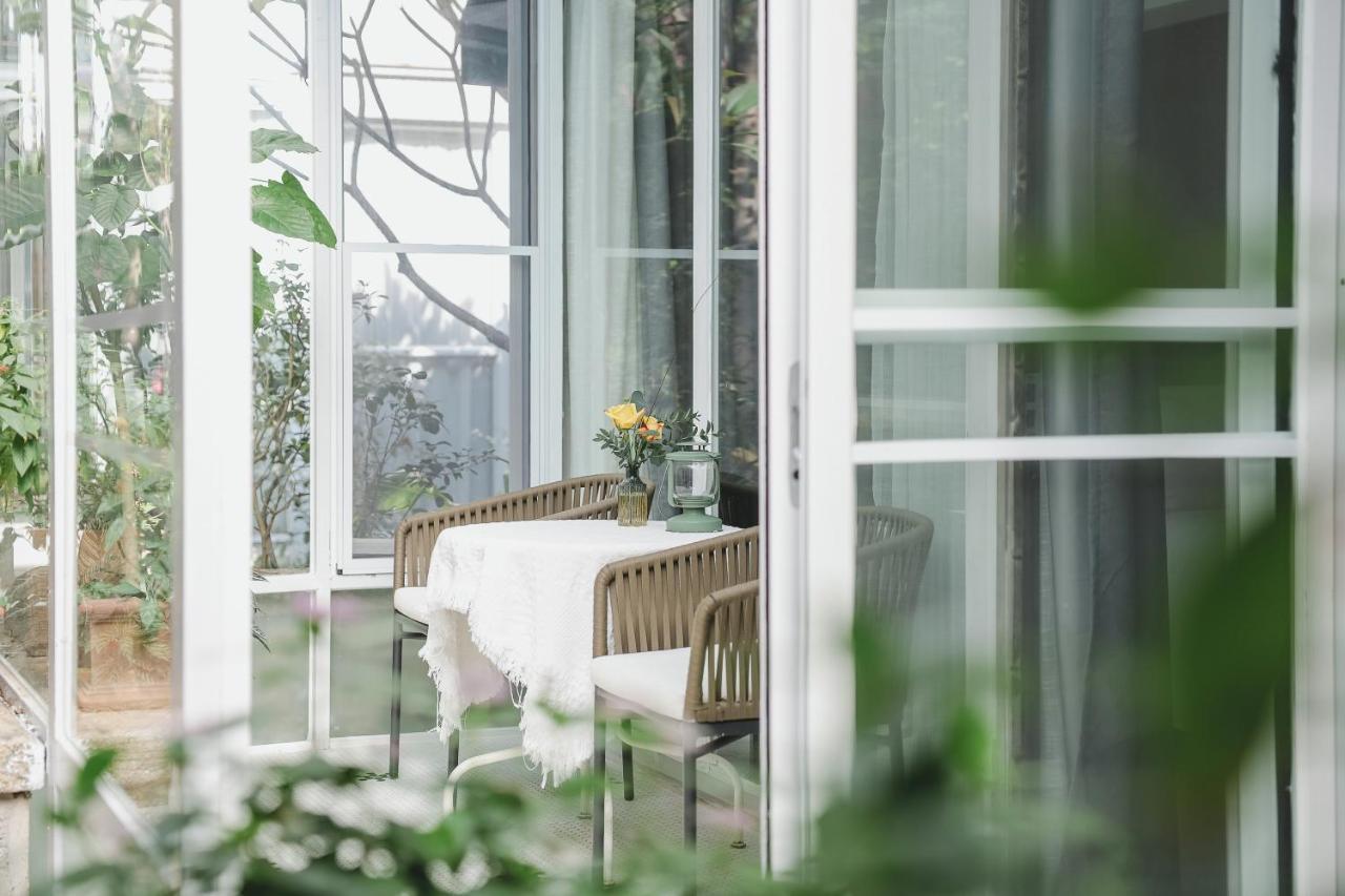 Отель No'6 Garden --french Window With Garden View,close To Sea World &shekou Ferry Port &k11 Ecoast &subway Nearby ,offer Western Food And Coffee &english Speaking With Tour Services 4*