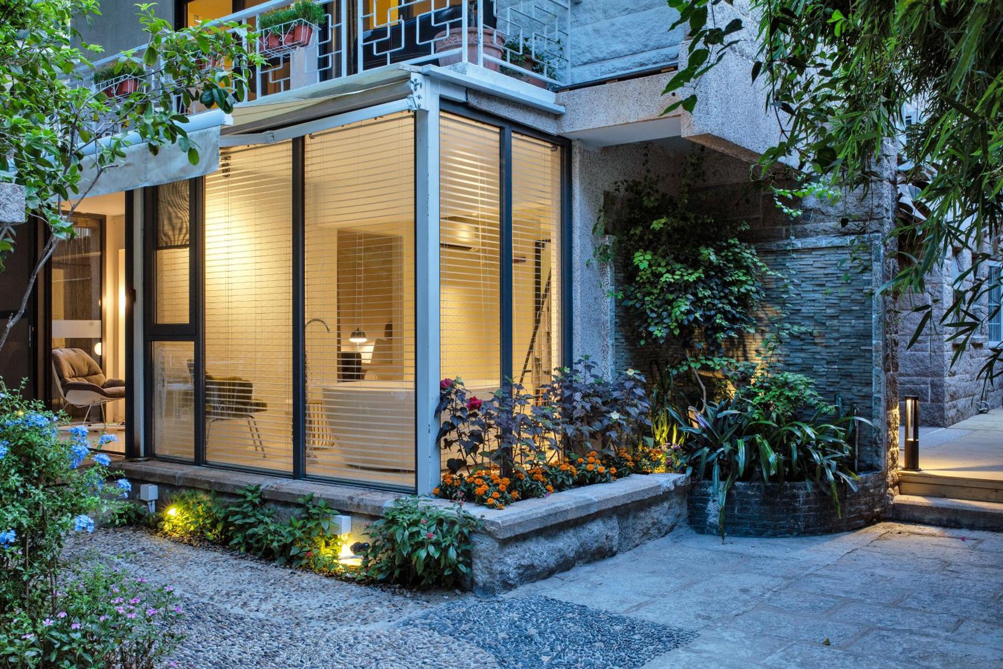 No'6 Garden --french Window With Garden View,close To Sea World &shekou Ferry Port &k11 Ecoast &subway Nearby ,offer Western Food And Coffee &english Speaking With Tour Services Hotel