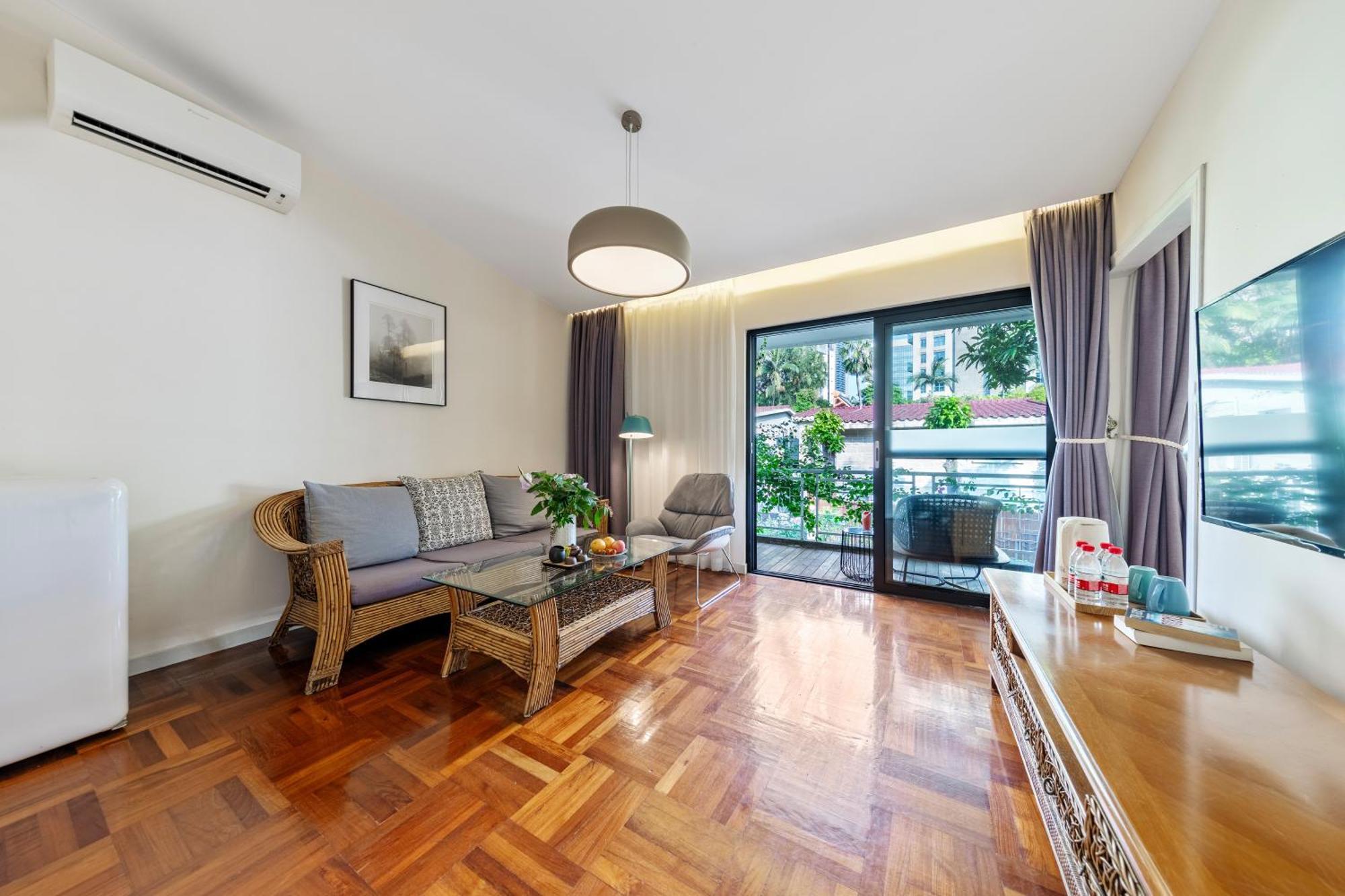 Hotel No'6 Garden --french Window With Garden View,close To Sea World &shekou Ferry Port &k11 Ecoast &subway Nearby ,offer Western Food And Coffee &english Speaking With Tour Services Shenzhen
