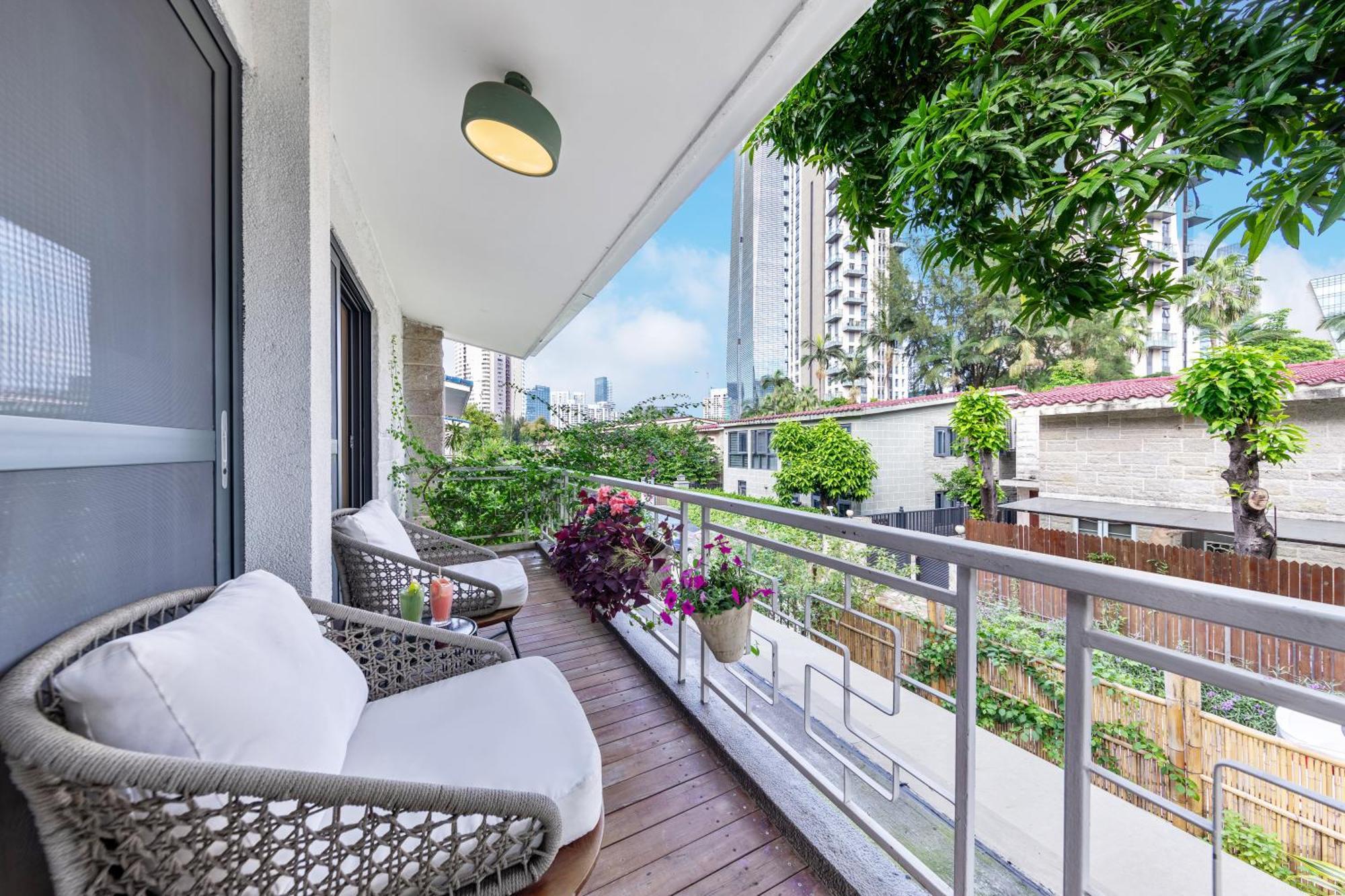 No'6 Garden --french Window With Garden View,close To Sea World &shekou Ferry Port &k11 Ecoast &subway Nearby ,offer Western Food And Coffee &english Speaking With Tour Services Shenzhen