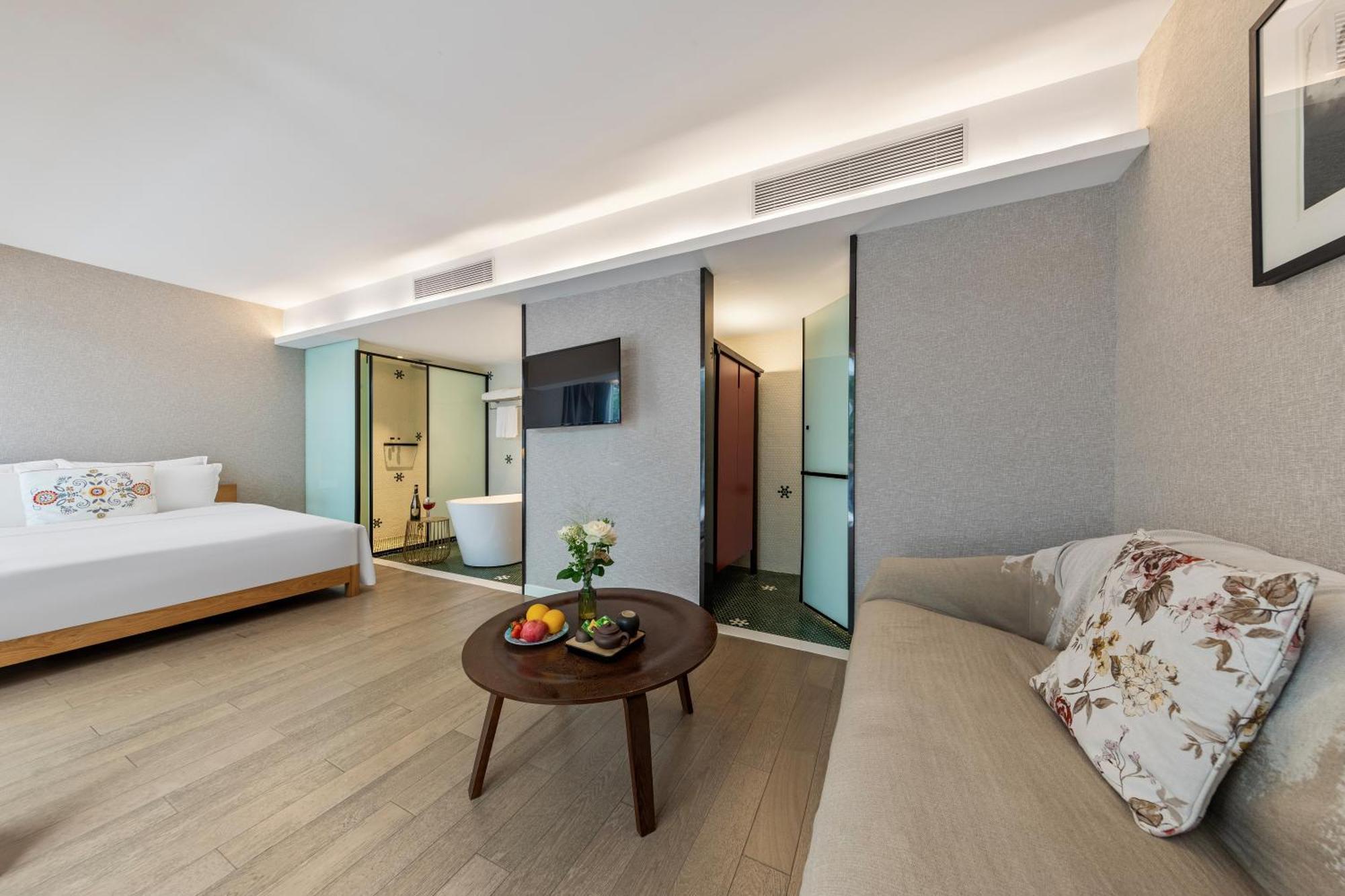 No'6 Garden --french Window With Garden View,close To Sea World &shekou Ferry Port &k11 Ecoast &subway Nearby ,offer Western Food And Coffee &english Speaking With Tour Services Hotel