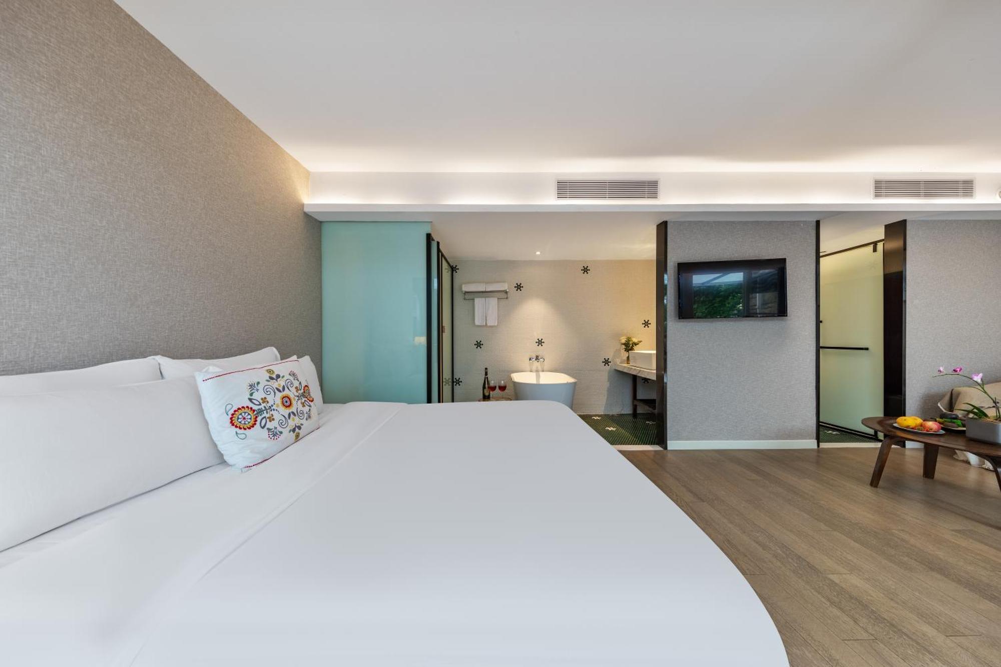 Hotel No'6 Garden --french Window With Garden View,close To Sea World &shekou Ferry Port &k11 Ecoast &subway Nearby ,offer Western Food And Coffee &english Speaking With Tour Services 4*