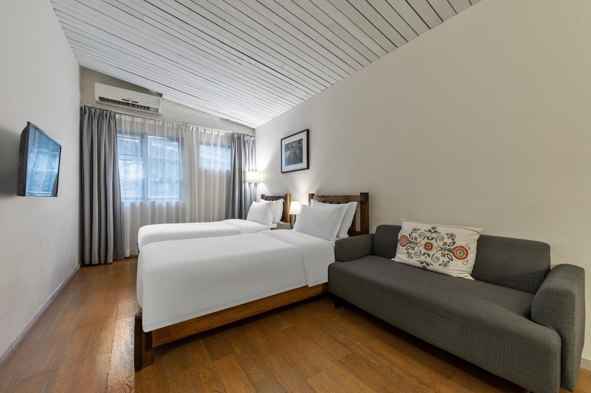 No'6 Garden --french Window With Garden View,close To Sea World &shekou Ferry Port &k11 Ecoast &subway Nearby ,offer Western Food And Coffee &english Speaking With Tour Services Hotel 4*