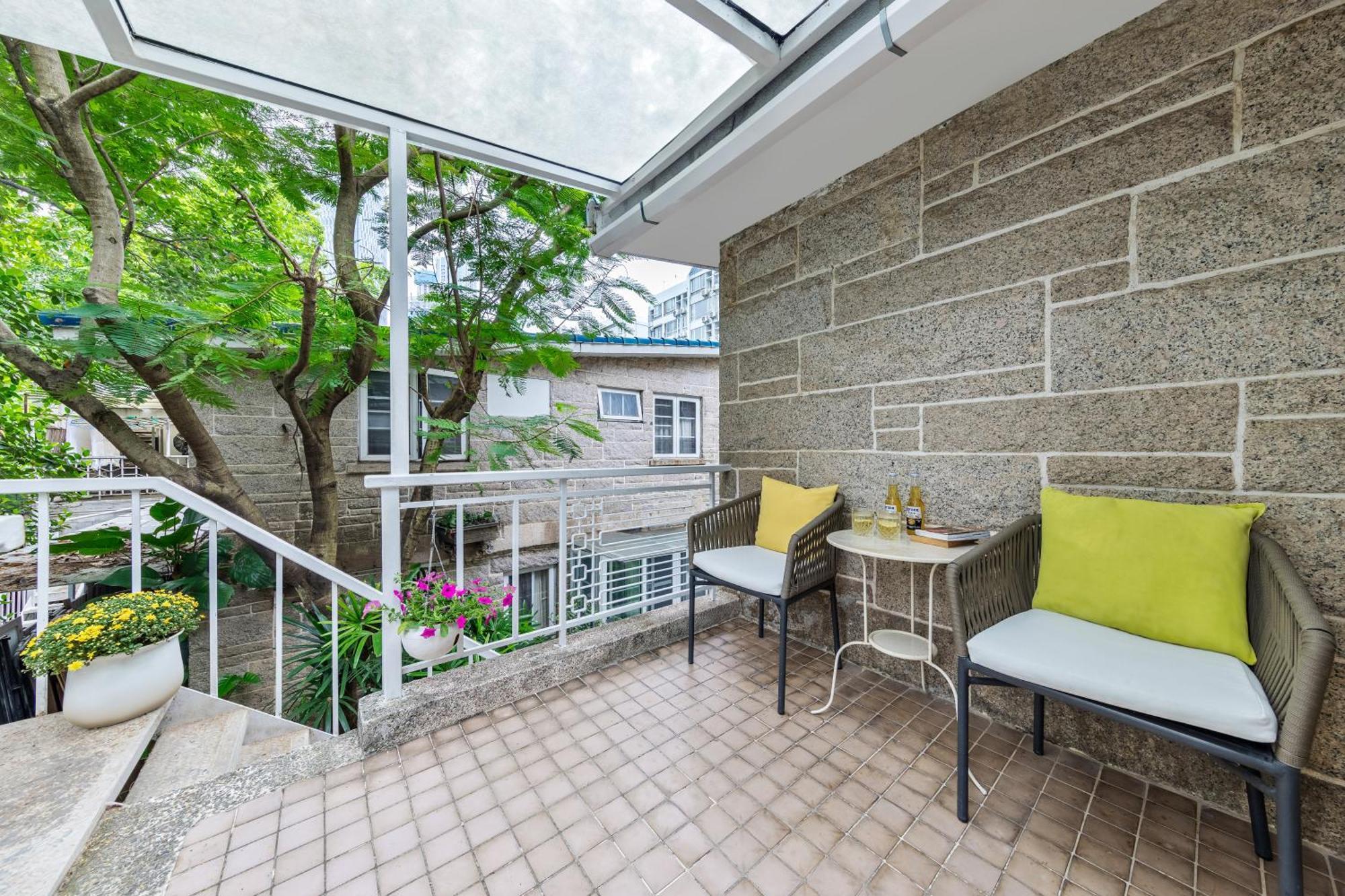 No'6 Garden --french Window With Garden View,close To Sea World &shekou Ferry Port &k11 Ecoast &subway Nearby ,offer Western Food And Coffee &english Speaking With Tour Services 4* Shenzhen