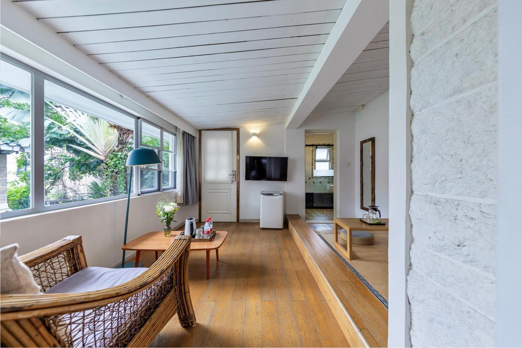 No'6 Garden --french Window With Garden View,close To Sea World &shekou Ferry Port &k11 Ecoast &subway Nearby ,offer Western Food And Coffee &english Speaking With Tour Services