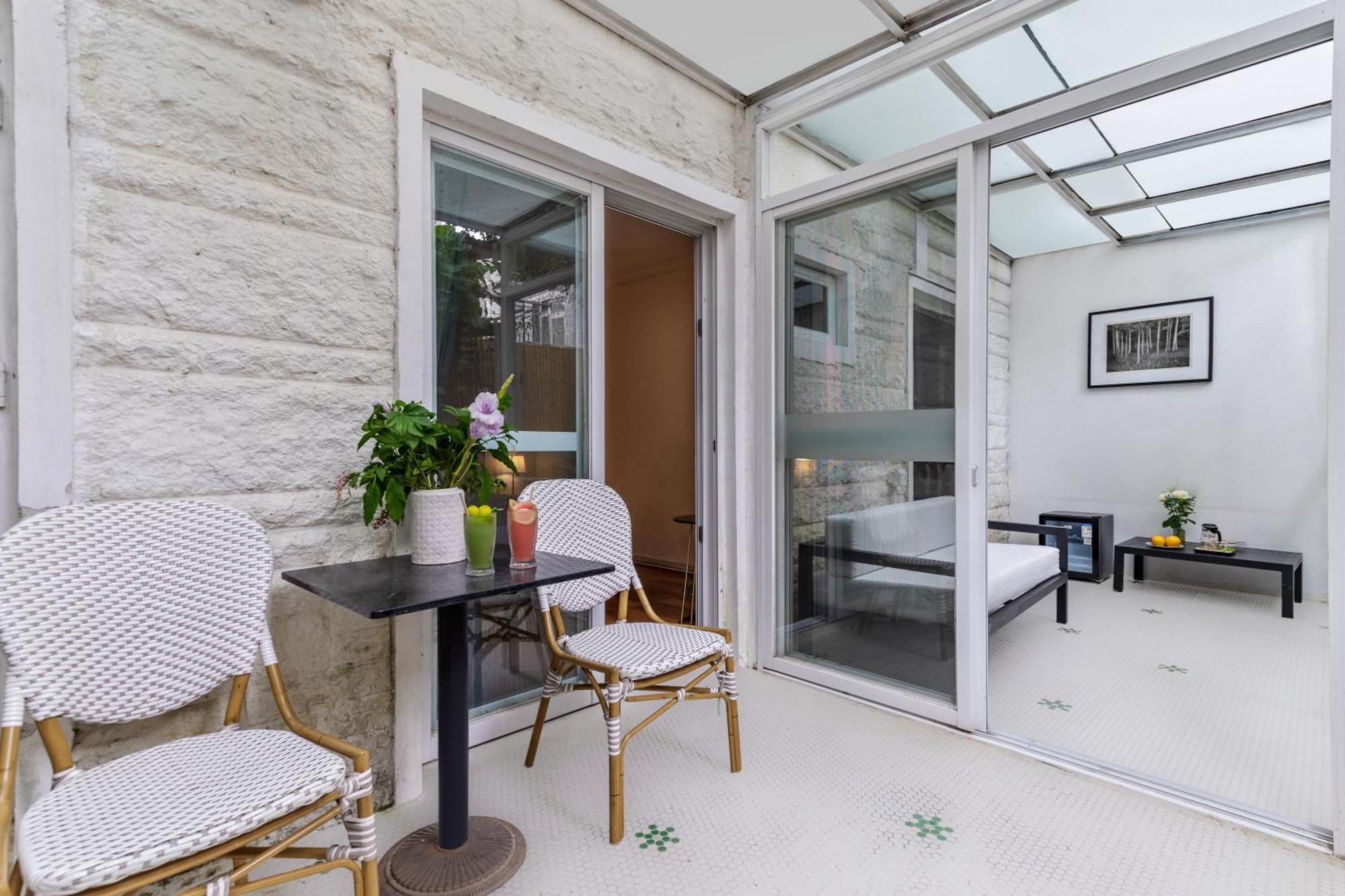 No'6 Garden --french Window With Garden View,close To Sea World &shekou Ferry Port &k11 Ecoast &subway Nearby ,offer Western Food And Coffee &english Speaking With Tour Services