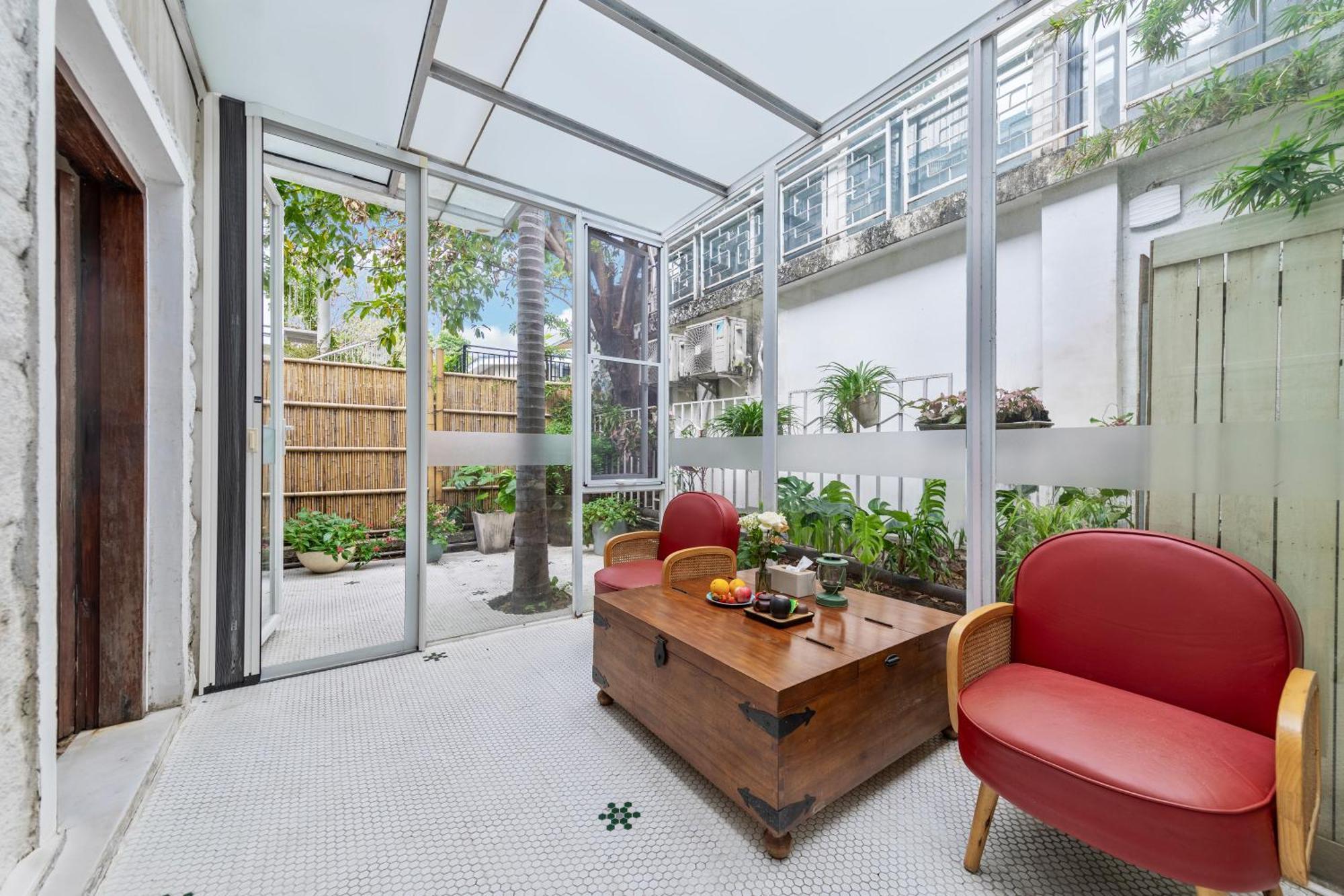 Hotel No'6 Garden --french Window With Garden View,close To Sea World &shekou Ferry Port &k11 Ecoast &subway Nearby ,offer Western Food And Coffee &english Speaking With Tour Services 4*