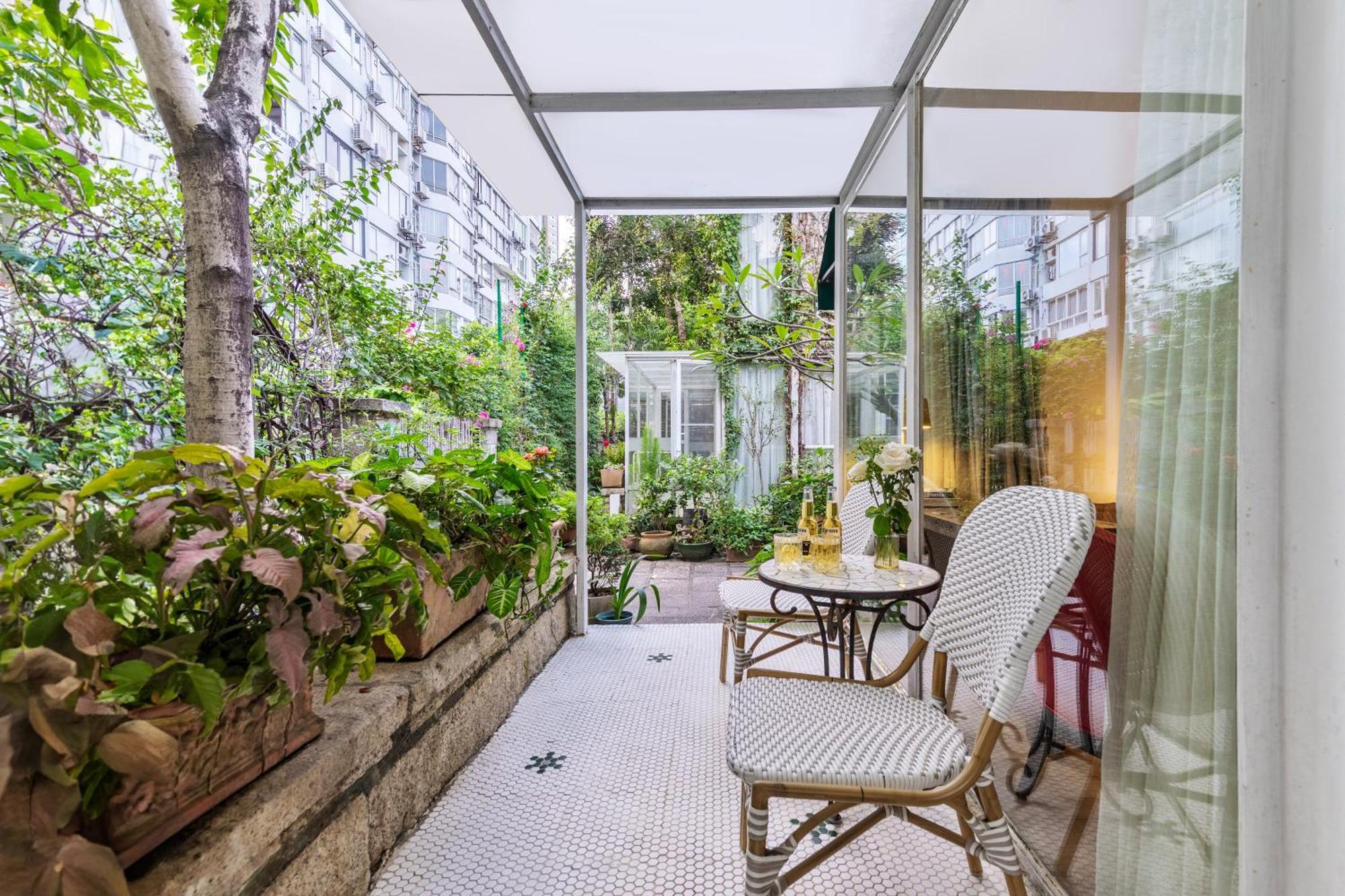 Hotel No'6 Garden --french Window With Garden View,close To Sea World &shekou Ferry Port &k11 Ecoast &subway Nearby ,offer Western Food And Coffee &english Speaking With Tour Services Shenzhen