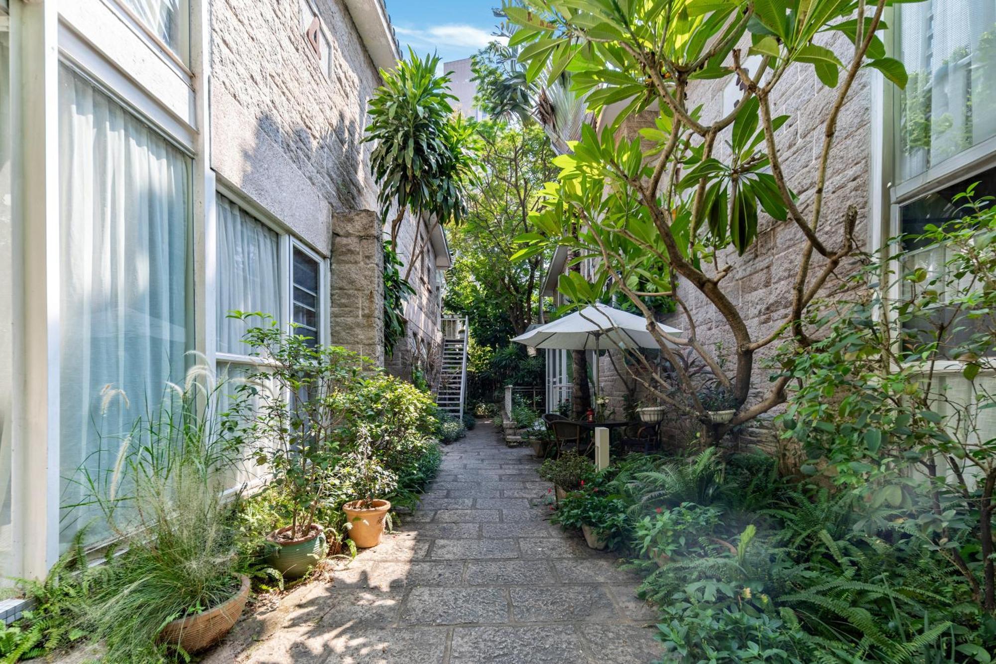 No'6 Garden --french Window With Garden View,close To Sea World &shekou Ferry Port &k11 Ecoast &subway Nearby ,offer Western Food And Coffee &english Speaking With Tour Services 4* Shenzhen