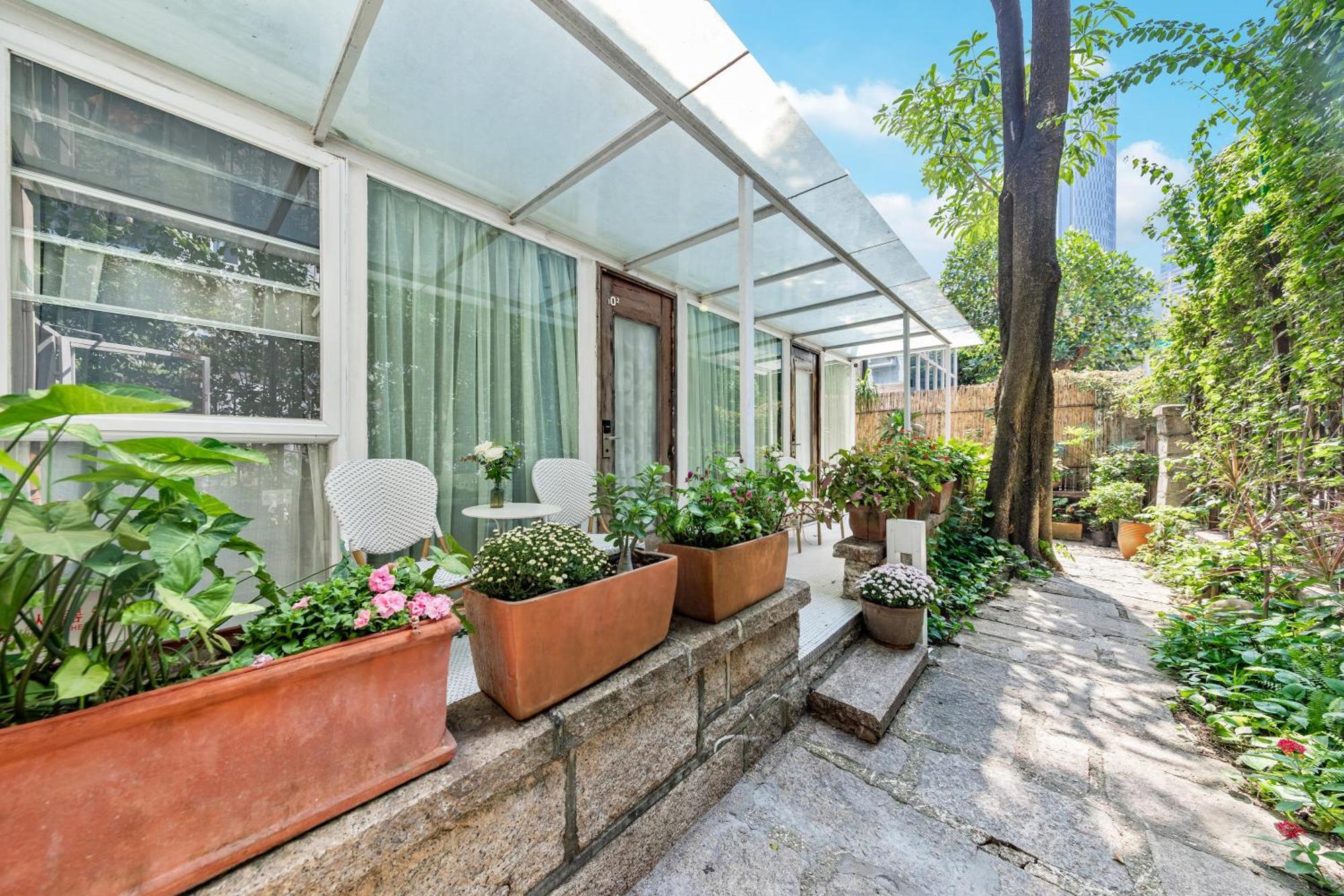 No'6 Garden --french Window With Garden View,close To Sea World &shekou Ferry Port &k11 Ecoast &subway Nearby ,offer Western Food And Coffee &english Speaking With Tour Services Hotel 4*